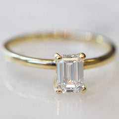 Armide Petite Solitario Esmeralda 0.70 CT