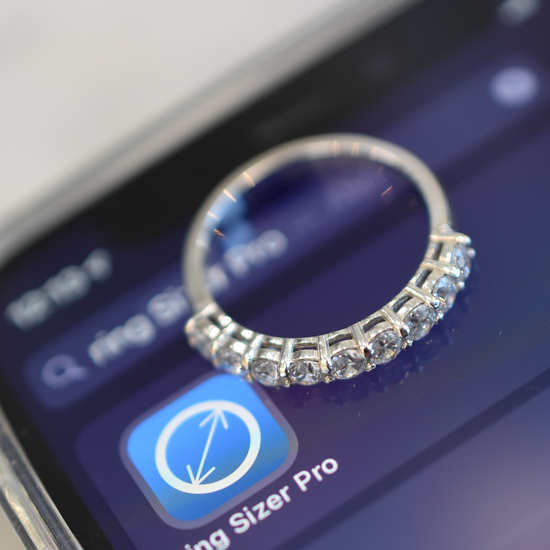 ¿Mi novio debe saber mi medida de anillo?