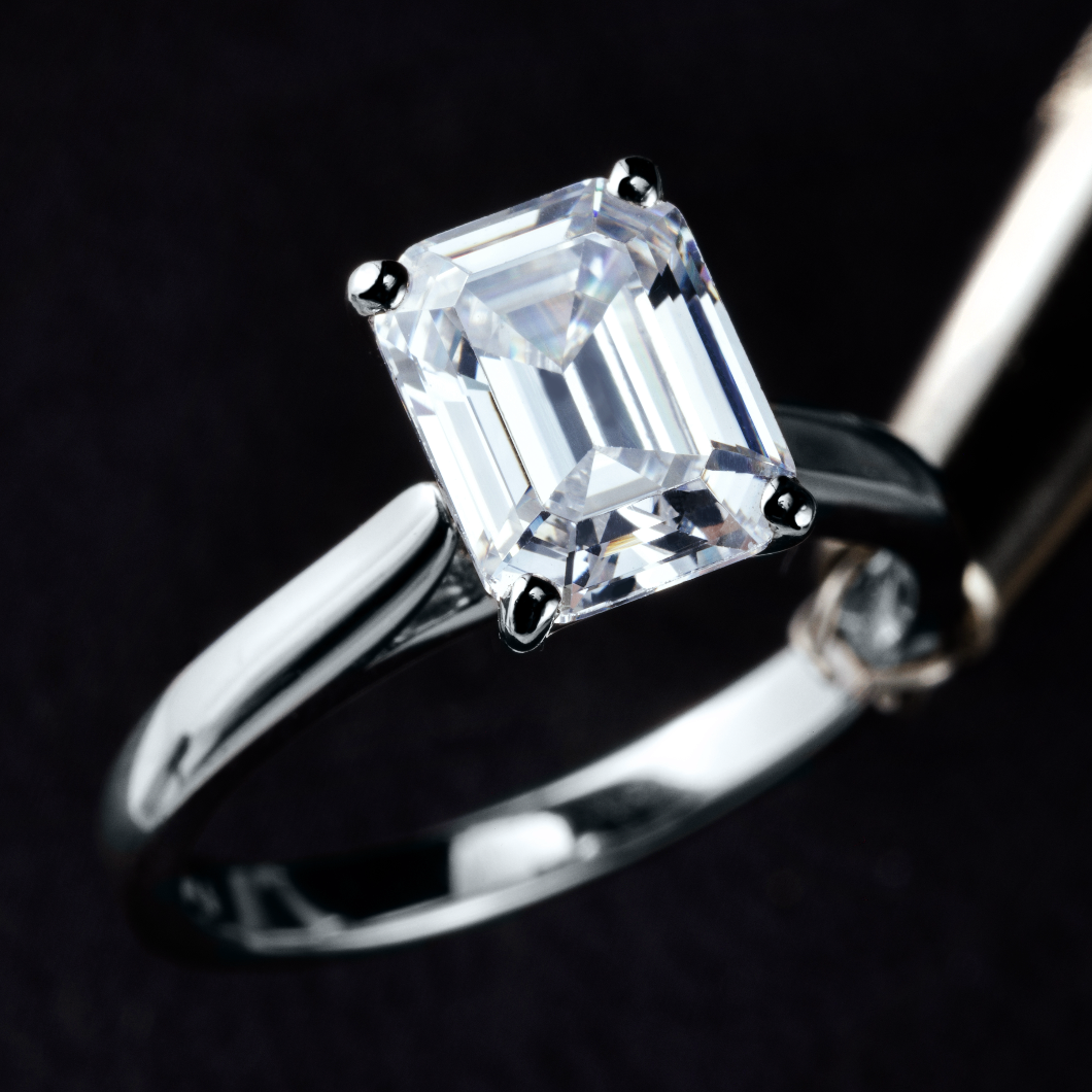 Avenue Solitario Emerald 2 CT
