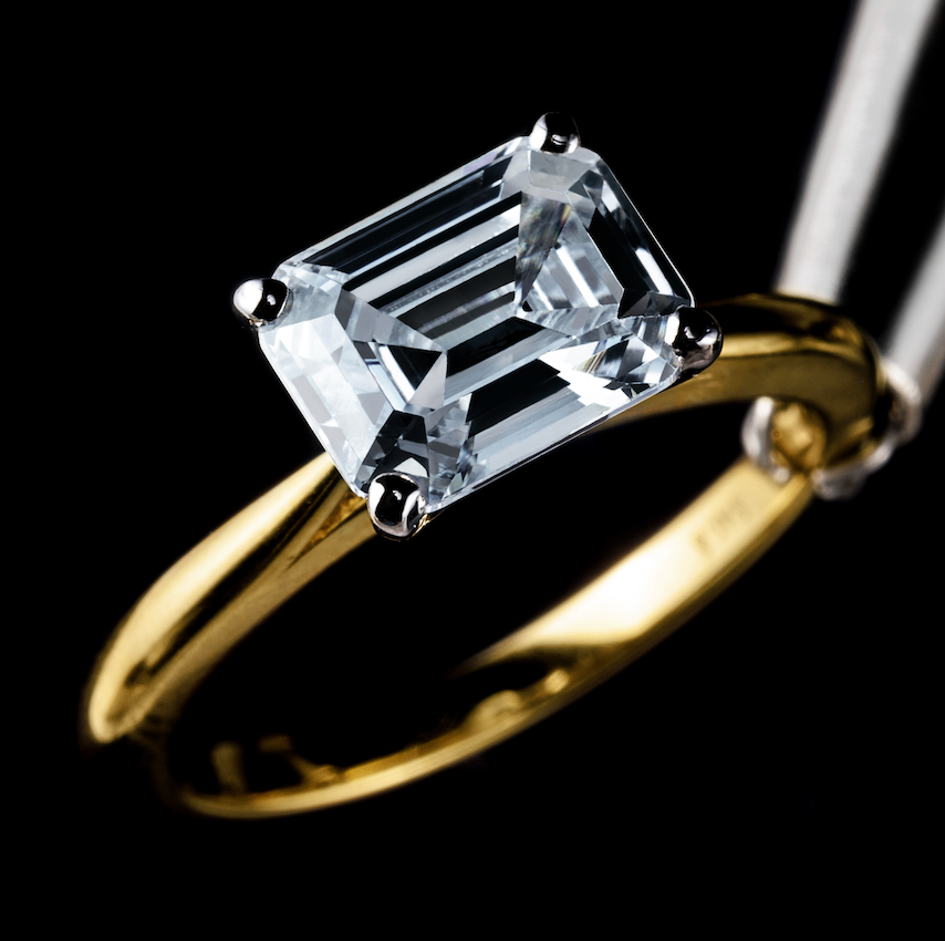 Armide Solitario East-West Emerald 2 CT