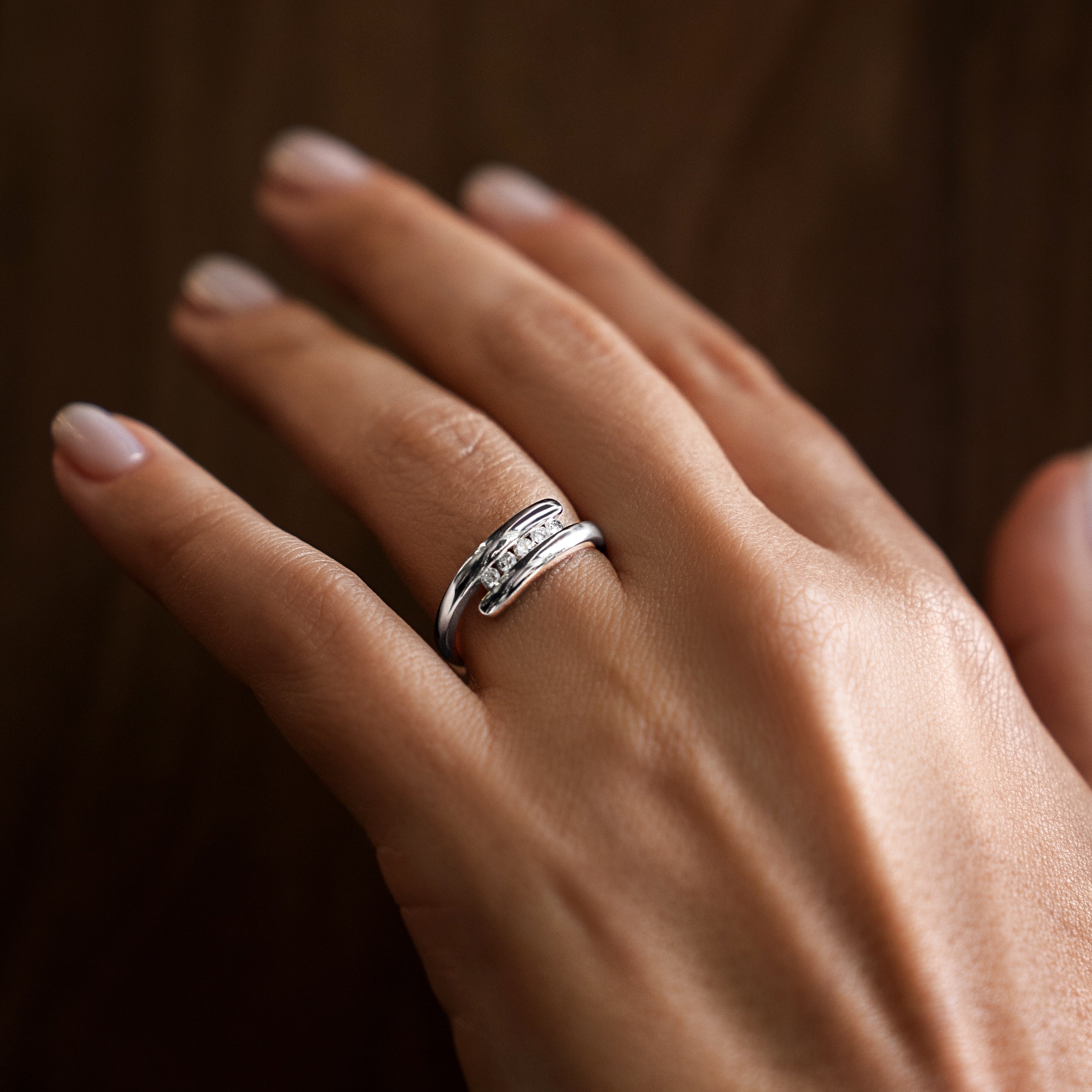 Vague Anillo Ola Tensión 5 Diamantes Naturales (0.25 CTW)