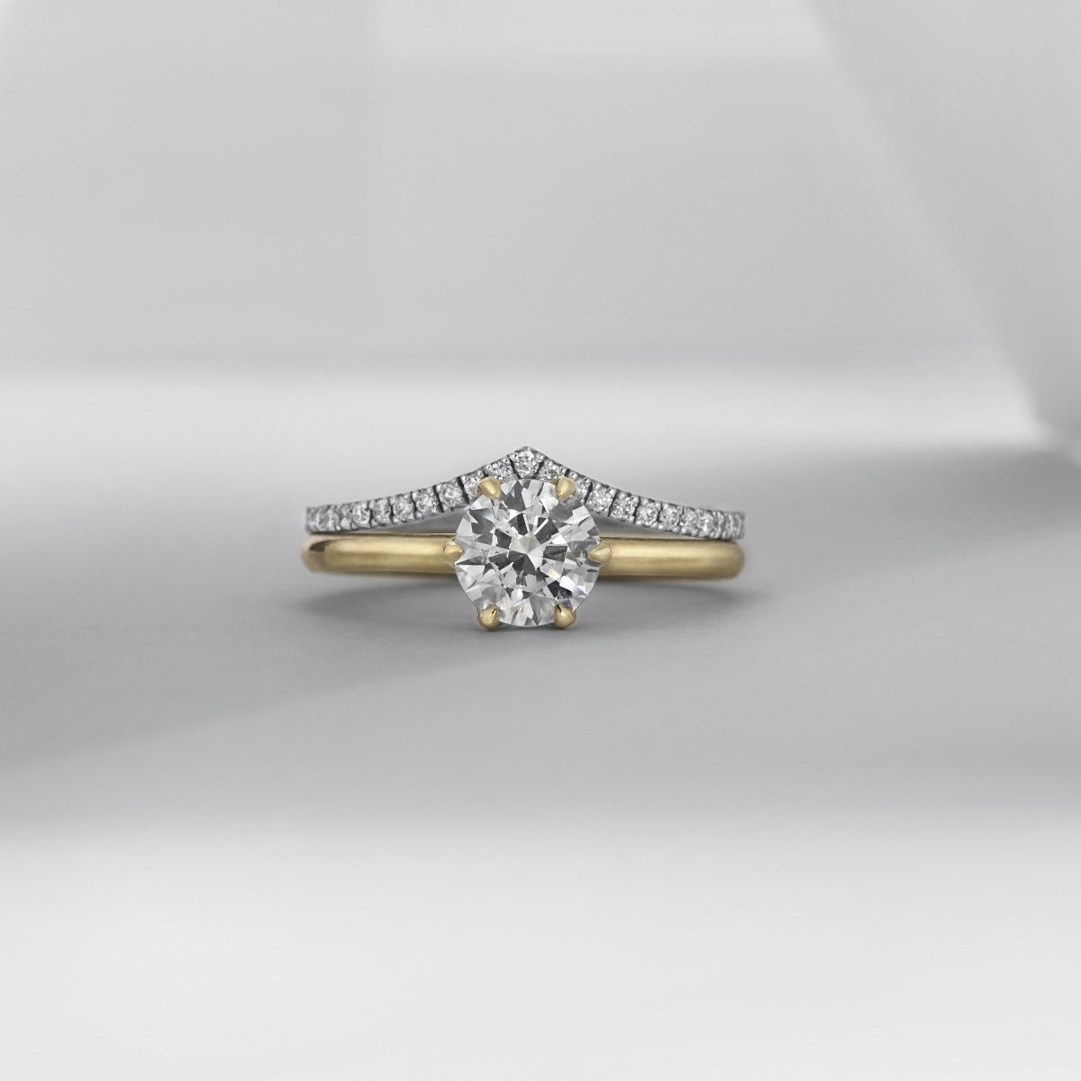 18K Yellow Gold Chispa Round Engagement Ring